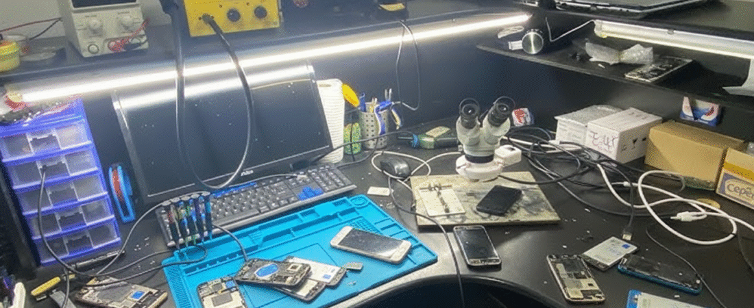 Como organizar sua bancada de manutenção de celular para trabalhar mais rápido e com menos erros